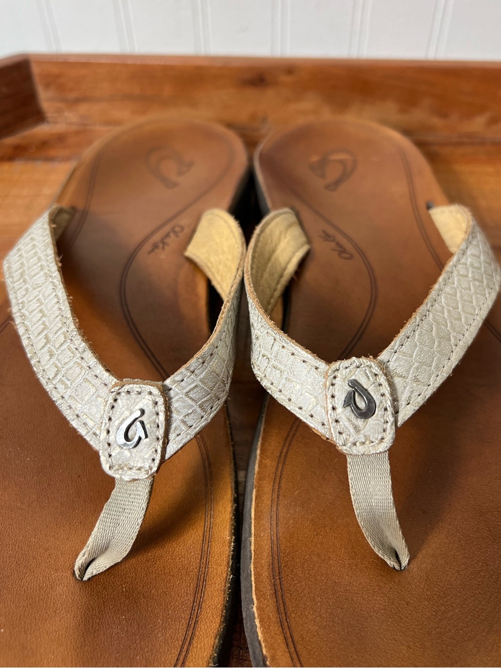 Olukai Pua Flip Flops Women's Size 9 Leather White Gold Strap Slip On Sandals
